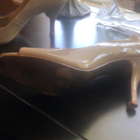 Tahari cream shoes - Picture 4 of 5